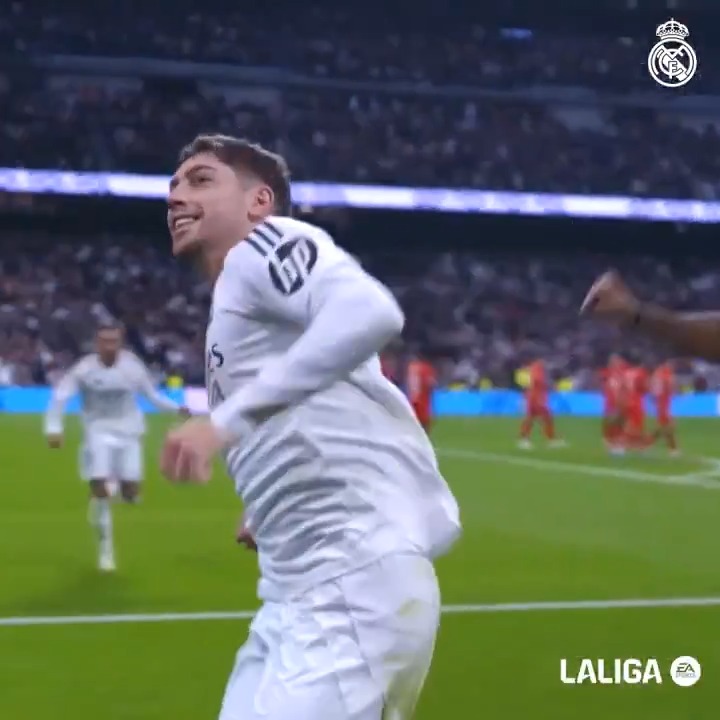 ✍️ @FedeeValverde doesn't score normal goals, pass it on. #LaLigaHighlights