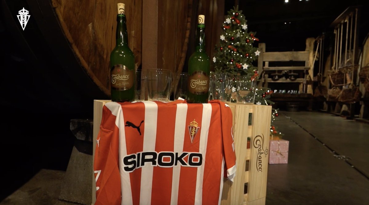 🥂 ✨ Por una Navidad y un 2025 en el que sigamos disfrutando de nuestro sportinguismo. 🤝 Sidra Trabanco. #RealSporting