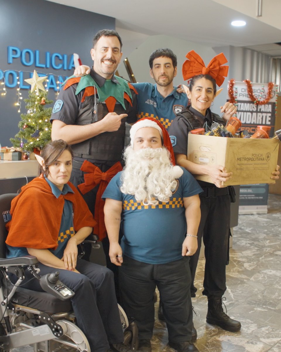 La Guardia Urbana les desea una muy feliz Navidad y un próspero año nuevo 🥂🧨