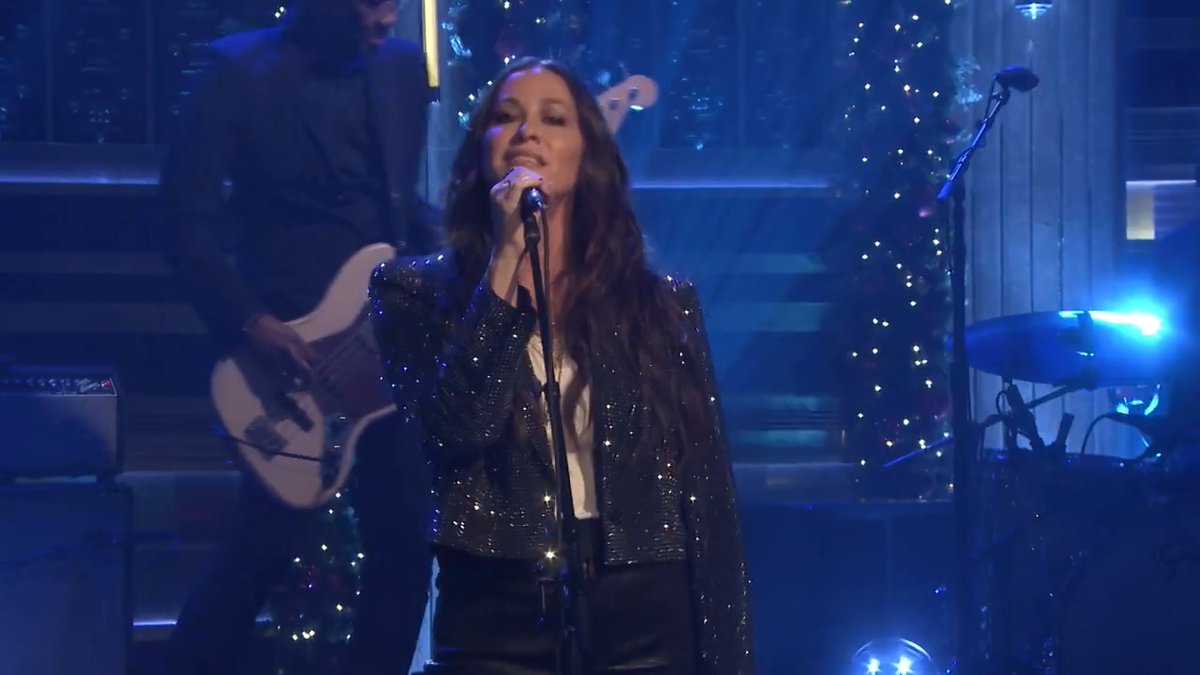 .Alanis Morissette performs “Last Christmas” 🎄 #FallonTonight #Holiday
