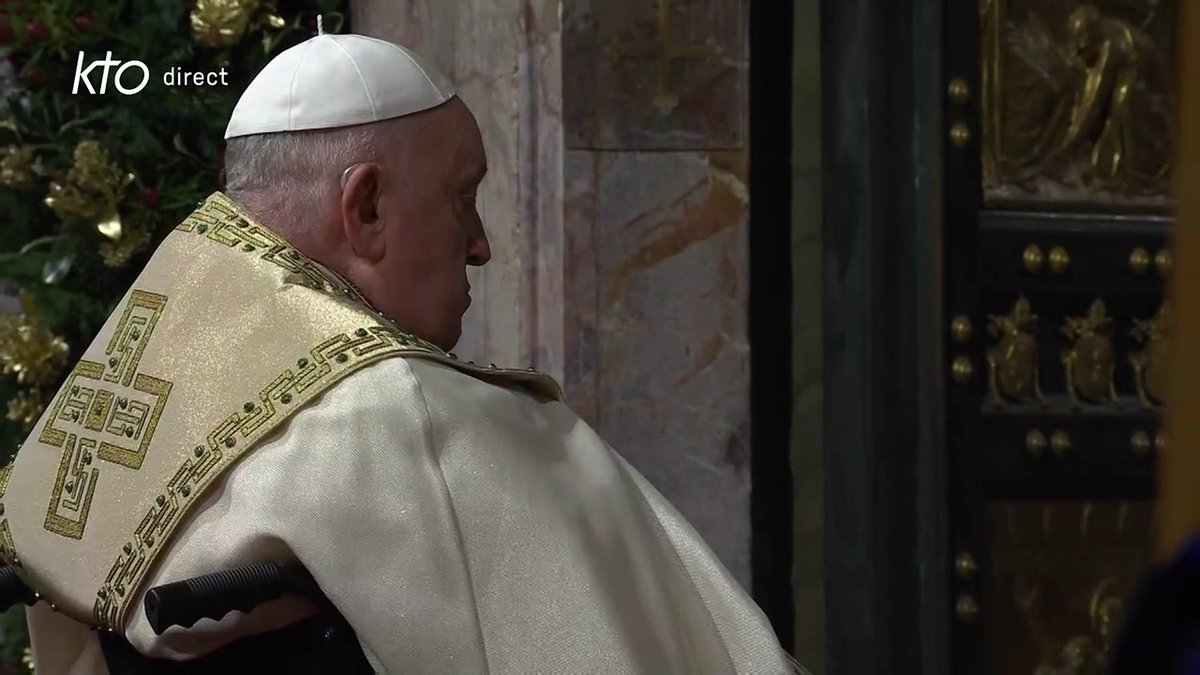 🔴Le Pape ouvre la Porte Sainte de la basilique Saint-Pierre inaugurant ainsi le #Jubile2025. Durant l’Année Sainte, les catholiques sont invités à devenir « pèlerins d’#Espérance ». 👉En direct de #Rome sur #KTO et