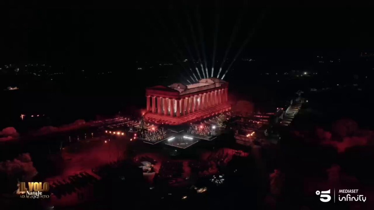 La Valle dei Templi di Agrigento si veste di una nuova luce… quella del Natale 🎄 ✨ #IlVolo - #NataleAdAgrigento vi aspetta ORA su #Canale5 e in streaming su Mediaset Infinity!