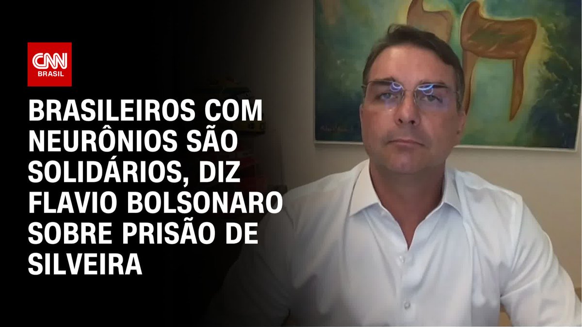 O senador Flávio Bolsonaro (PL), amigo e aliado de Daniel Silveira (PTB), se manifestou sobre a prisão do ex-deputado. Nas redes sociais ele escreveu: "Todos os brasileiros com mais de dois neurônios são solidários a sua saga". #CNNBrasil360º
