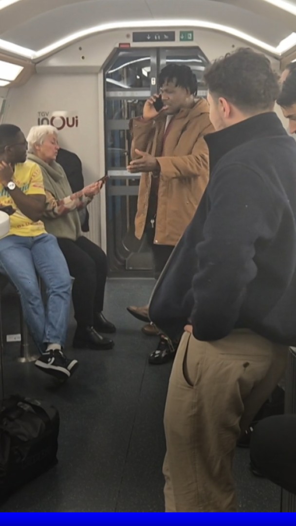 💬 "On est restés six heures bloqués" Ces passagers ont passé le réveillon de Noël... dans un train