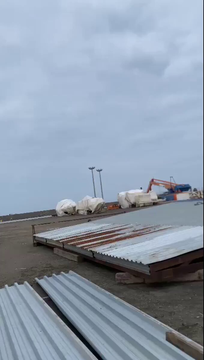 Azerbaijan Airlines Embraer ERJ-190AR has reportedly crashed at Aktau Airport after having declared an emergency. There were five crew and 67 passengers onboard. More details to follow.
