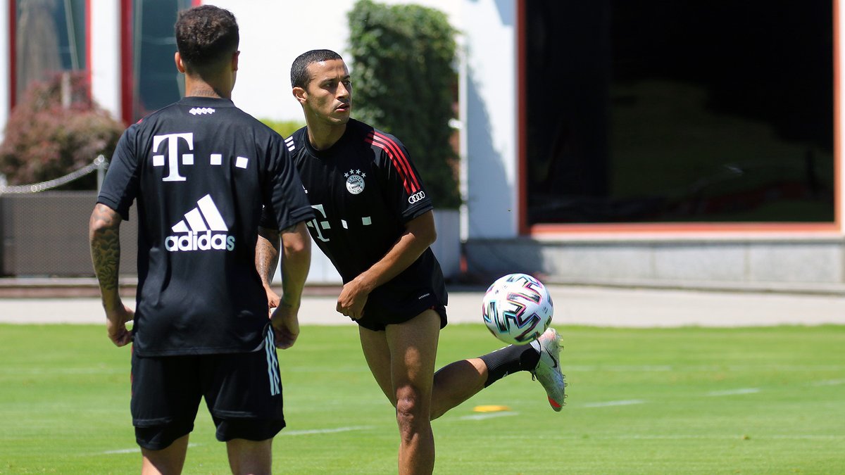 Throwback to Lewandowski, Thiago and Coutinho in Bayern training. 😮💨🪄