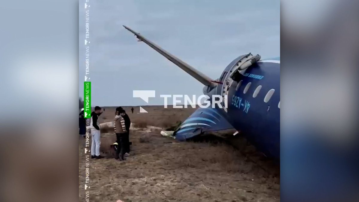 كل ما نعرفه عن تحطم الطائرة في كازاخستان حتى الآن وكيف نفذ الطياران "اصطدامًا متحكمًا به"
