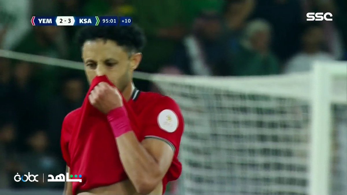 الحكم يطرد لاعبين من منتخب اليمن بعد احتجاج واعتداء على البليهي #خليجي_زين26 #كأس_الخليج #السعوديه_اليمن