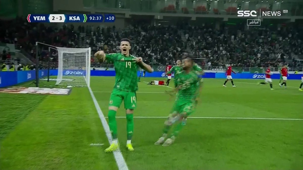 الذين يقللون من روح وتفاني اللاعبين (اليوم)، إما أنهم لم يشاهدوا المباراة، أو أنهم يبحثون عن (الشو) أو أنهم لم يلعبوا كرة قدم!! البعض ينتقص من الفريق المنافس (بالسمعة) والقيمة السوقية والبطولات، دون تقييم فني أو إدراك بظروف المباراة وتعامل وتكتيك المدربين، فيتجهون باللوم والانتقاد والإساءة للفريق الأكبر و (الأغلى)!! مبروك ياصقور ، وبإذن الله أنكم تجاوزتم المرحلة المهترئة مع (مانشيني)، مع عدم إغفال تفاقم الإصابات وضعف اختيارات رينارد بشكل عام آملين أن يكون (المدرب العائد) استوعب بعض أخطائه!! #المنتخب_السعودي #السعوديه_اليمن ٢/٣ #خليجي26