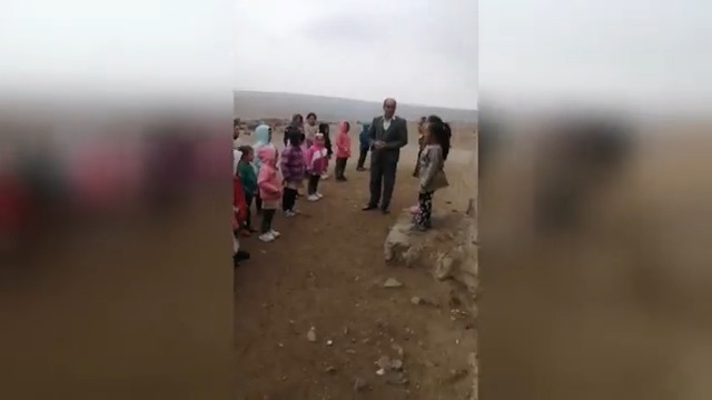 Zarokên Kobaniyê sirûda neteweyî Ey Reqîbê dixwînin Zarokên gundê Qererîşkê yê Kobaniyê li ber dibistana xwe di bin sermayê de bi mamostayê xwe Mehmûd Qadso re ❝Ey Reqîb❞ dixwînin #Rojava #Kobanî #EyReqîb