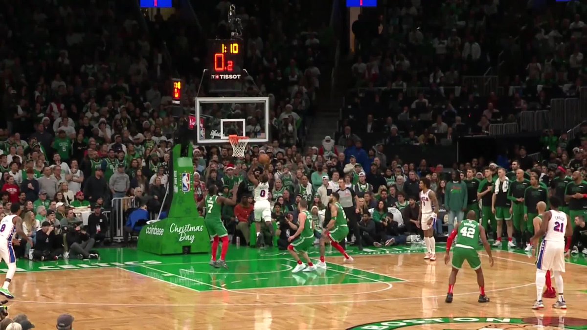 TYRESE MAXEY BEATS THE SHOT CLOCK 🚨