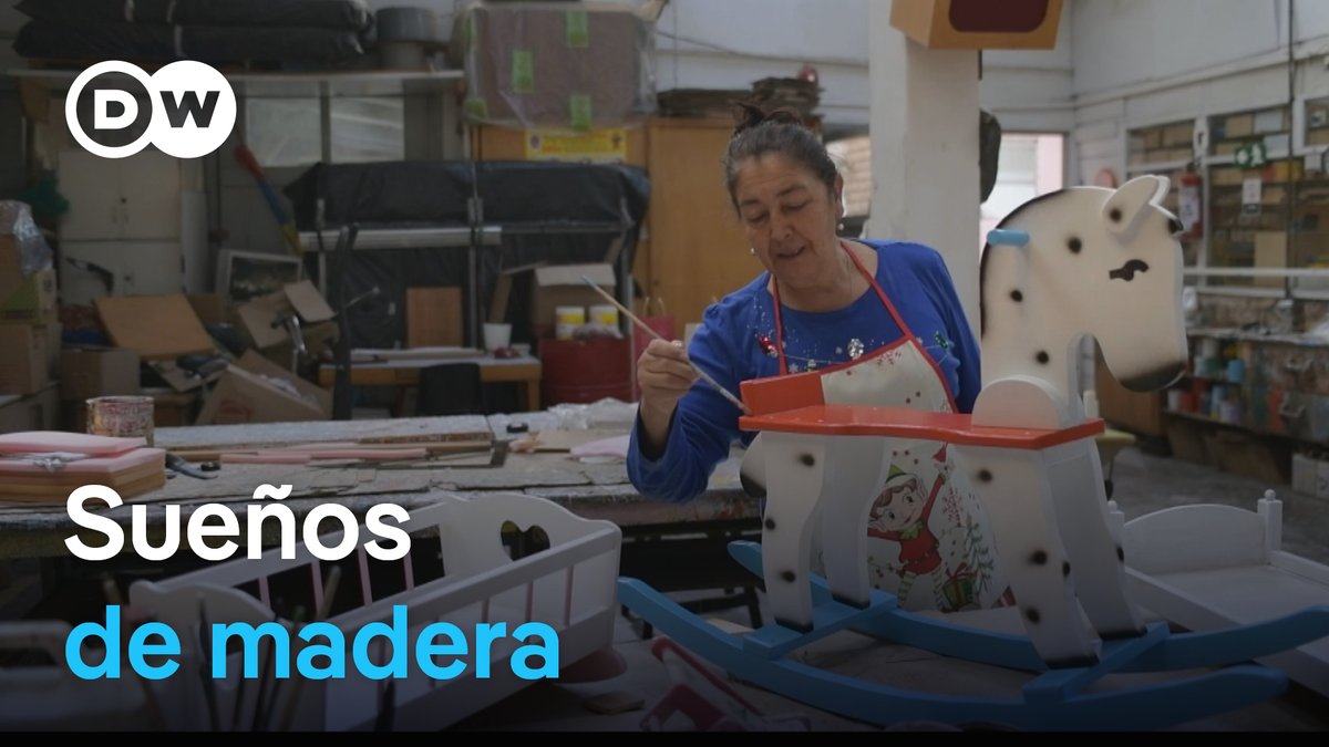 Los juguetes de madera resisten en la era digital En una era de teléfonos inteligentes, videojuegos y juguetes de plástico, una empresa familiar bogotana creada por un refugiado alemán se atreve a disputar el mercado con juguetes de madera como el caballo balancín. /jra