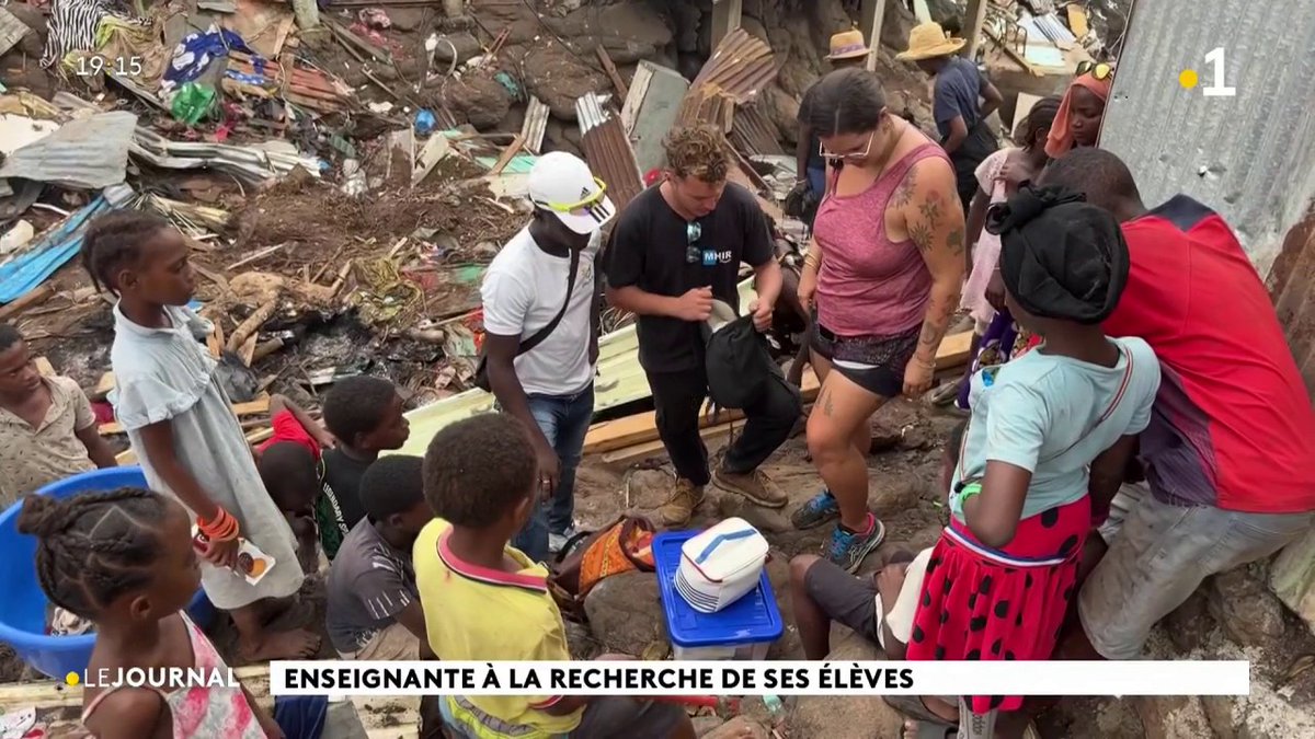 Enseignante à la recherche de ses élèves : Dans les hauteurs de #Kaweni, une enseignante est sans nouvelle de ses élèves depuis le passage du cyclone #Chido.