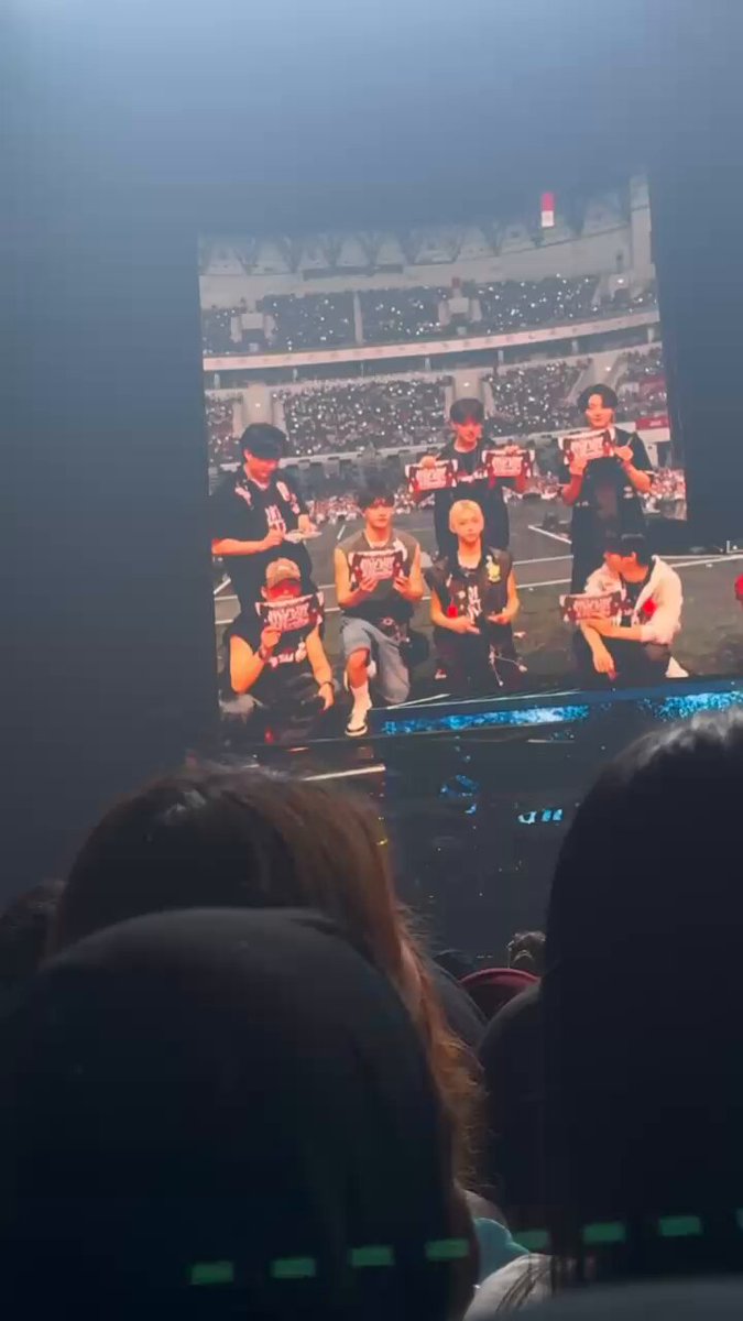 Ini lucu bgt😭 Lino diteriakin "LINO GESER.. GESER..." "Lino jangan disitu.." sama Stay, pas banget member langsung liatin Lino😭😭
