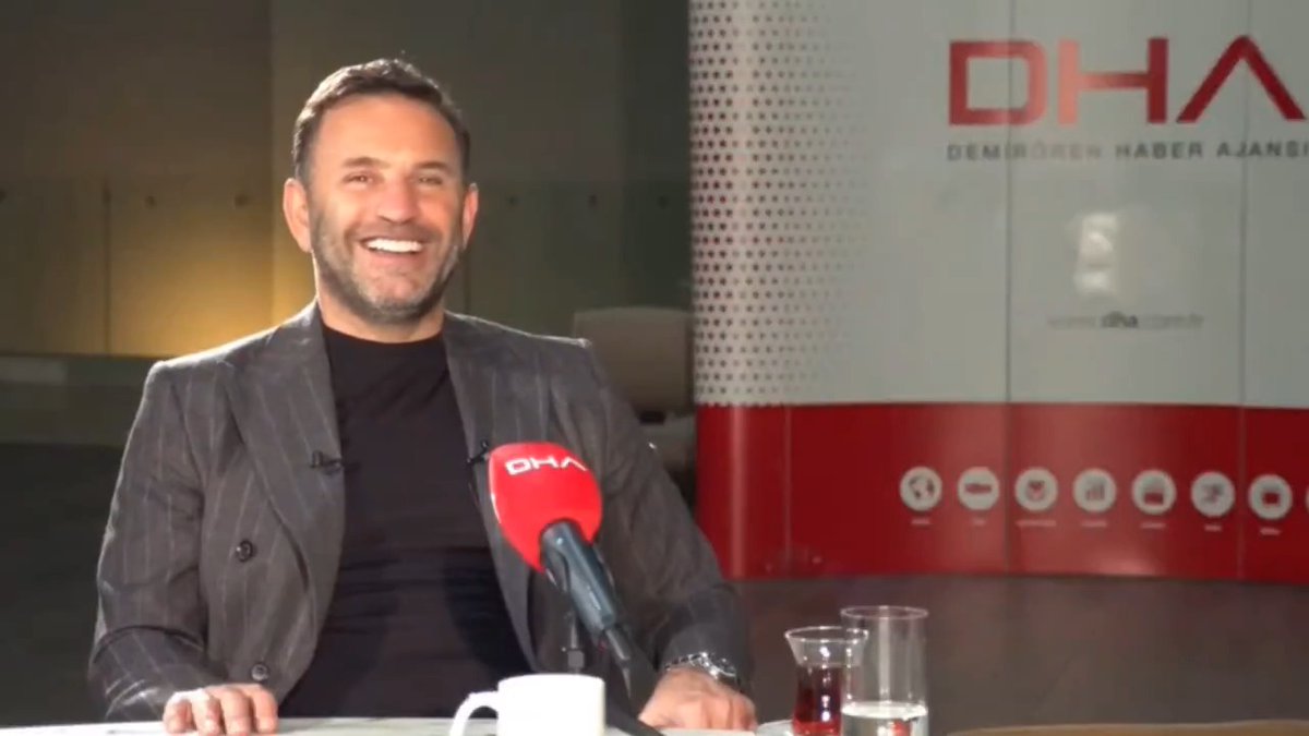 - Mourinho'nun siz ve Galatasaray hakkında söylediği söylemler hakkında düşünceleriniz? Okan Buruk: "Artık hatırlamıyorum ne söylediğini (Gülerek)." (DHA)