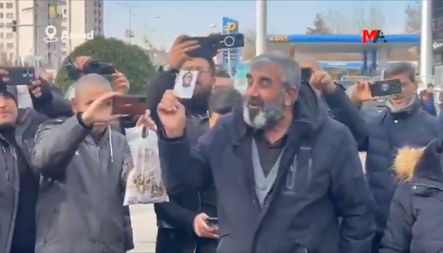 ROJİN’İN BABASI: NİYE KİMSE SORMUYOR, ONU KATLETTİLER Şüpheli şekilde yaşamını yitiren Rojin Kabaiş’in babası, Narin Güran davasının 2’nci duruşmasında adliye önünde toplanan avukatlara, “Neden kimse sormuyor?” diye tepki gösterdi