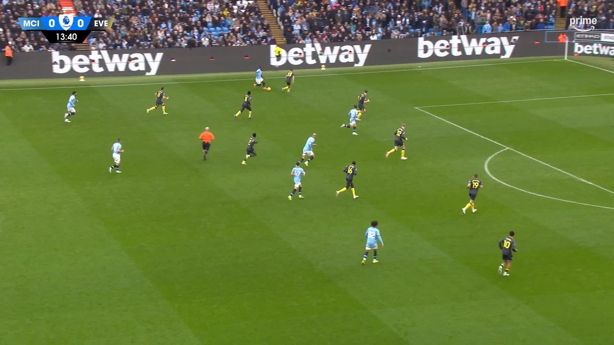 Perfectly-timed run, and a fortuitous Bernardo Silva finish! ⚽️🔵 Man City score the first goal of Boxing Day! #PLonPrime #MCIEVE