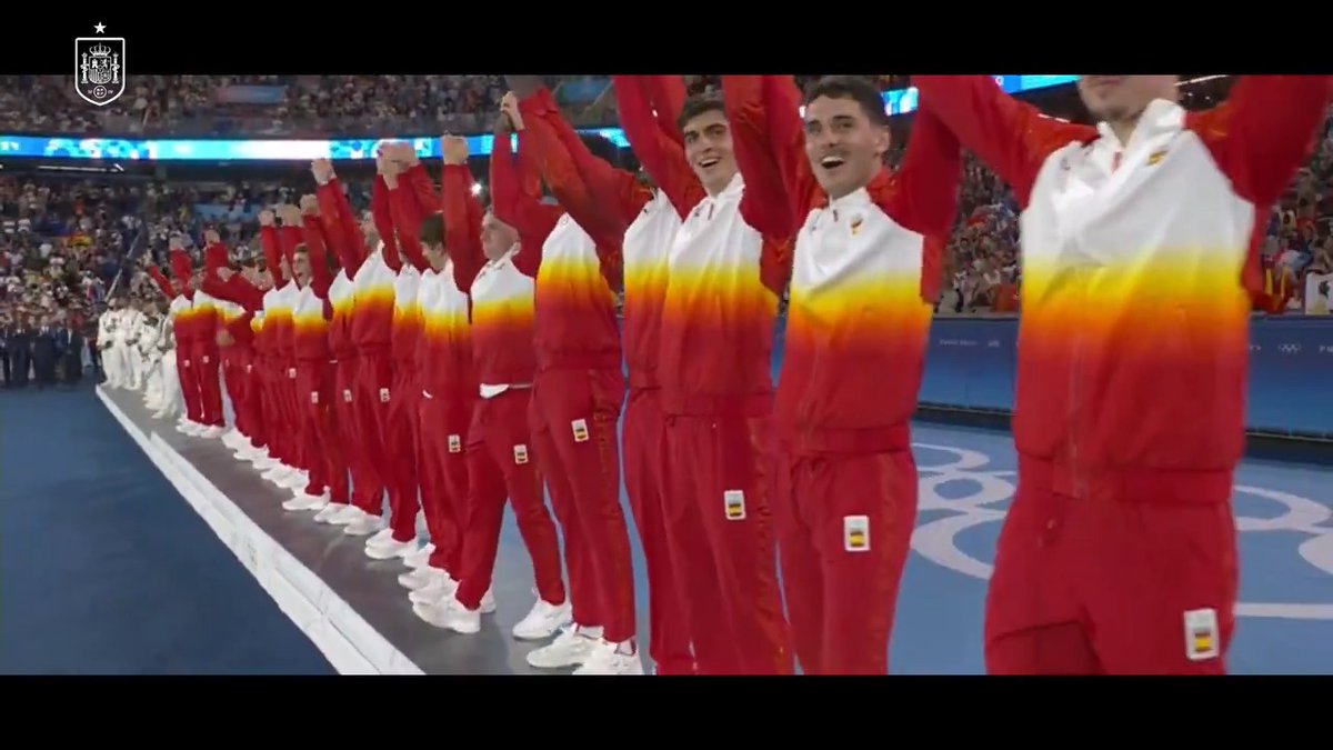 🥇 𝑼𝒏 𝒐𝒓𝒐 𝒑𝒂𝒓𝒂 𝒍𝒂 𝒉𝒊𝒔𝒕𝒐𝒓𝒊𝒂. 🔙 De Barcelona '92 a #Paris2024 🙌 32 años después, la @sefutbol volvió a subirse a lo más alto del podio #Paris2024