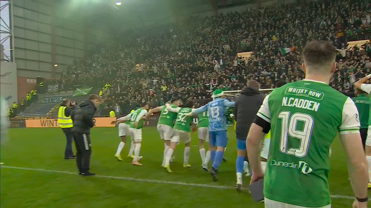 🙌 The Hibs players celebrate their 2-1 win over Hearts with their fans ⬇️