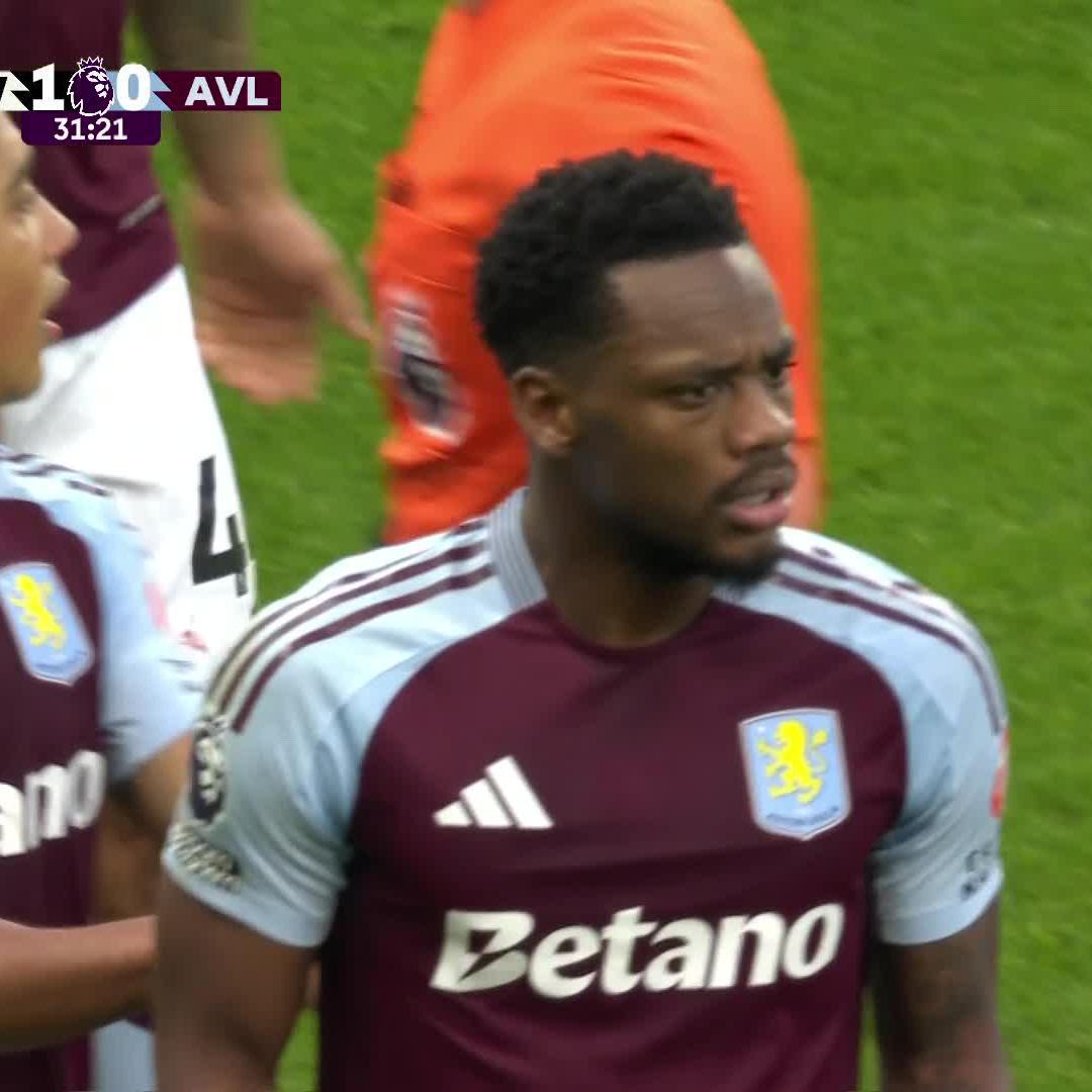 It's a straight red for Jhon Durán 😲🔴 📺 Stream #NEWAVL on DStv: