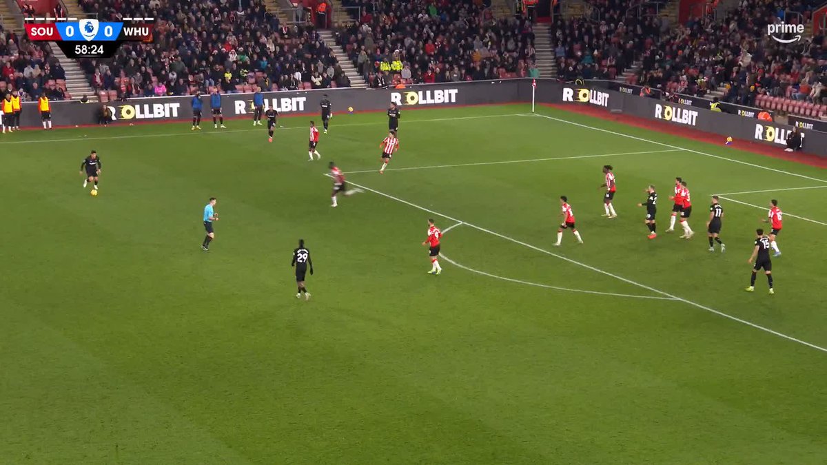 Hammer blow for Southampton! Jarrod Bowen nips in at the backpost for a vital goal ⚒️ #PLonPrime #SOUWHU
