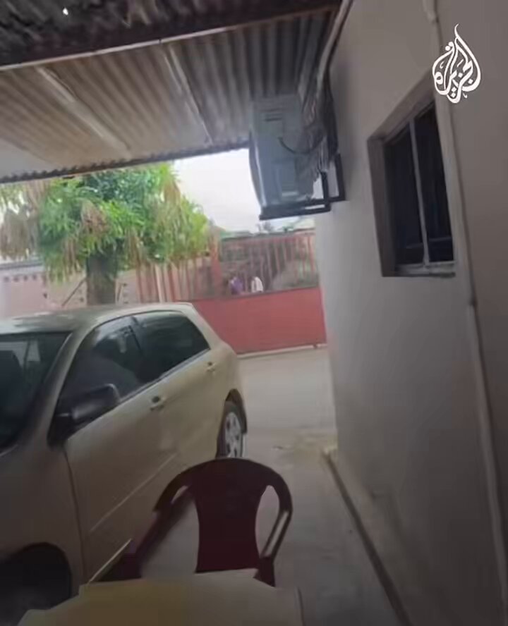 بعد سقوط بشار في #سوريا، الحليف التقليدي للجزائر، ها هو #الموزمبيق، ثاني أكبر حليف للجزائر في إفريقيا، الذي طالما عارض #المغرب في قضية وحدته الترابية، يغرق في الفوضى ويواجه خطر الحرب الأهلية. وبهذا، نرى أن حلفاء #الجزائر يتساقطون بشكل متسارع، كأوراق شجر تتناثر في فصل الخريف