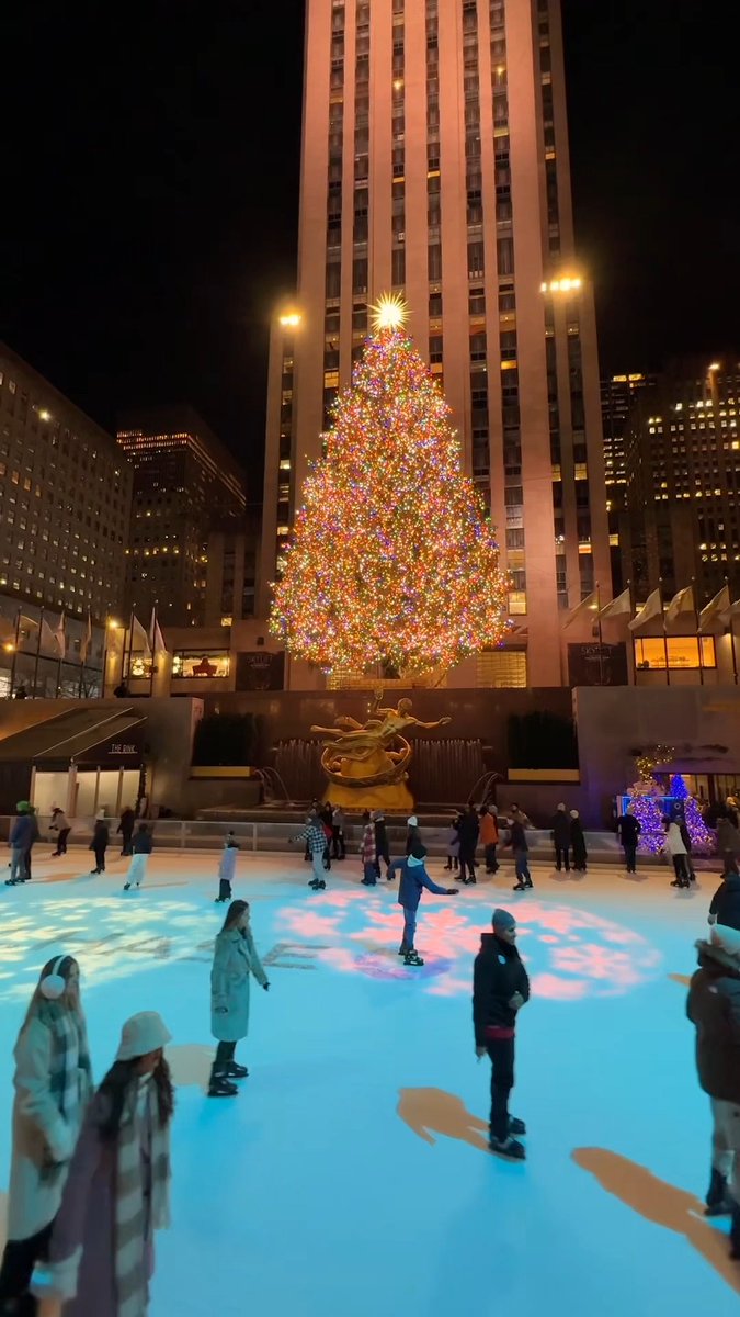 Not ready to leave the holiday season behind? You can still skate under the Tree at The Rink at Rockefeller Center presented by Chase Freedom, now through mid-January ❄️