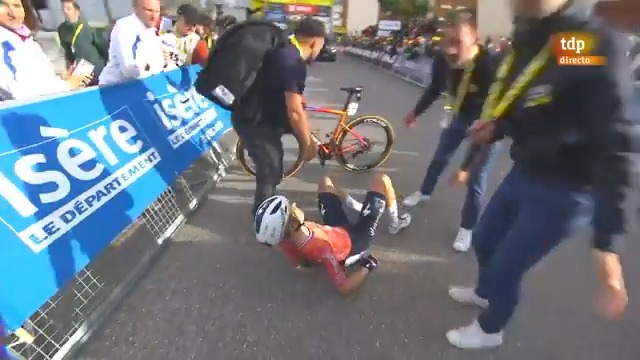 Legendary moments of the 2024 cycling season: Kasia Niewiadoma wins Tour de France Femmes by just 4 seconds on Demi Vollering after an epic battle on Alpe d'Huez. One of the most dramatic finales in cycling history and my favourite moment of the year. 😍
