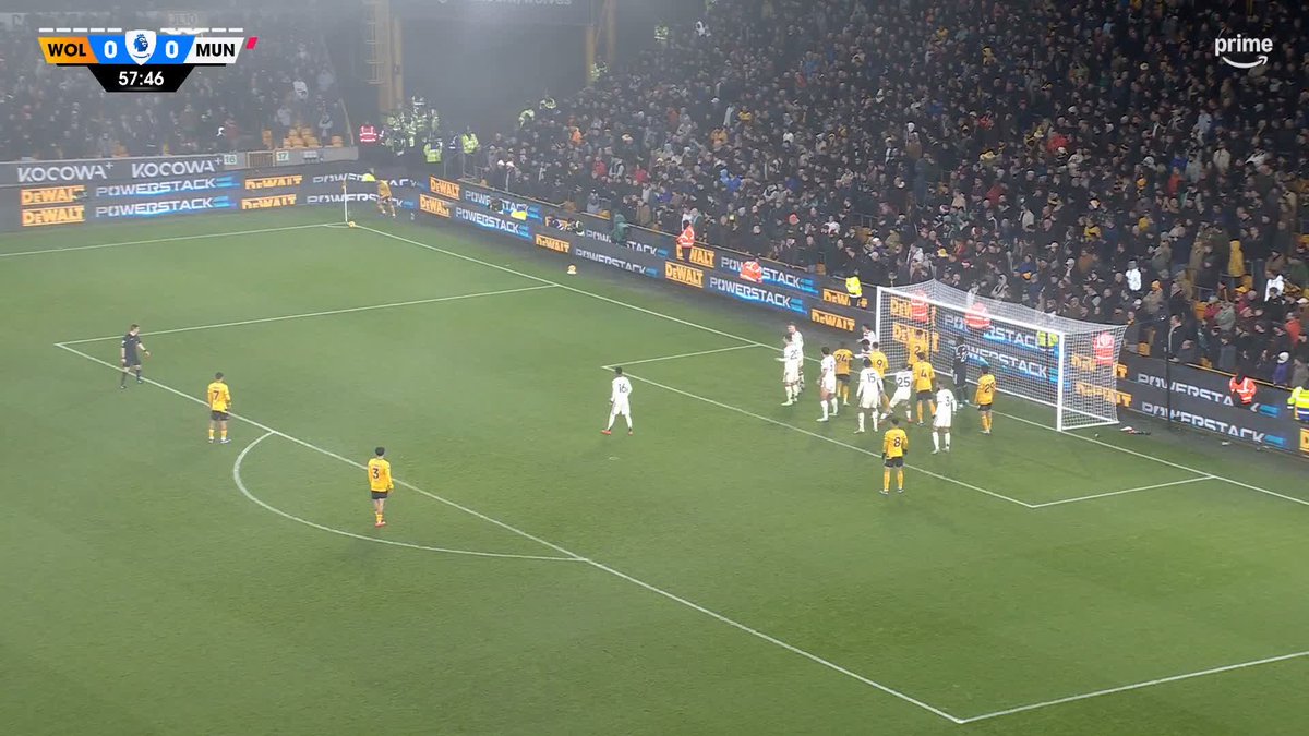 A man down, and now a goal down! Matheus Cunha's corner swings STRAIGHT IN and Wolves lead Man Utd 😱 #PLonPrime #WOLMUN