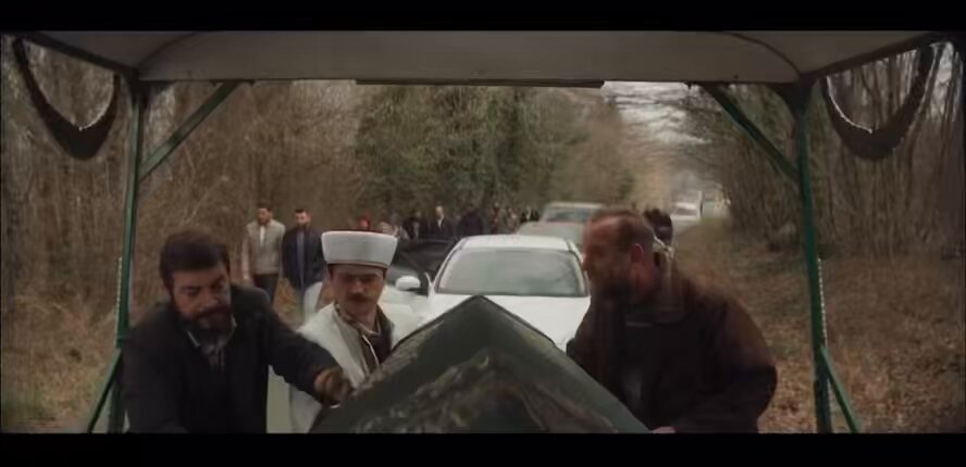 Gassal nasıl bir dizi? Hıçkıra hıçkıra ağlamamak için kendinizi zor tuttuğunuz bir anda size sadece bir sahnesiyle kahkaha attıran muazzam bir şey işte…
