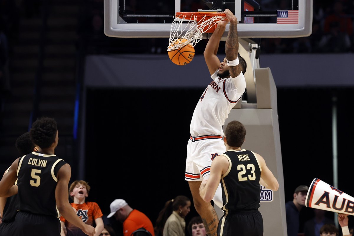 The Associated Press national player of the week in men’s college basketball for Week 7 of the season is Johni Broome.