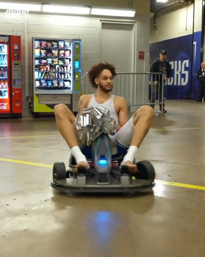 Donc là, Luka a offert des karts à tous ses coéquipiers et au staff de la franchise pour Noël ? Pas mal le cadeau 😅🎄