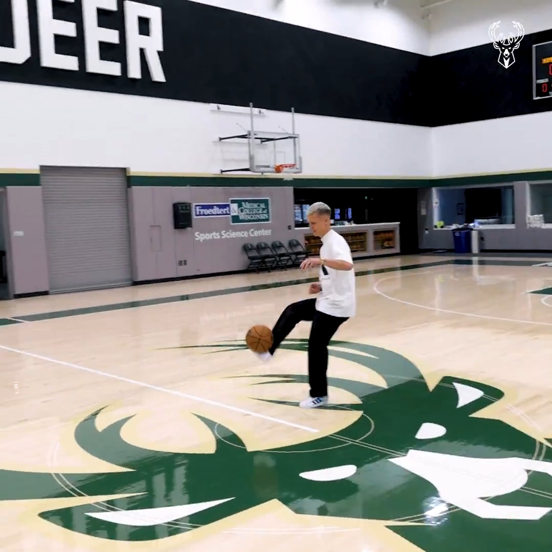 Dani kicked it in from halfcourt. 🤯 Dani Olmo // FC Barcelona