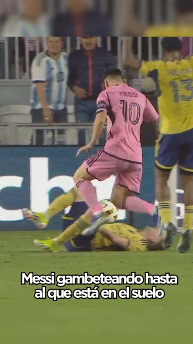 Cuando Messi evadió al jugador en el suelo 😭 (vía Major League Soccer)