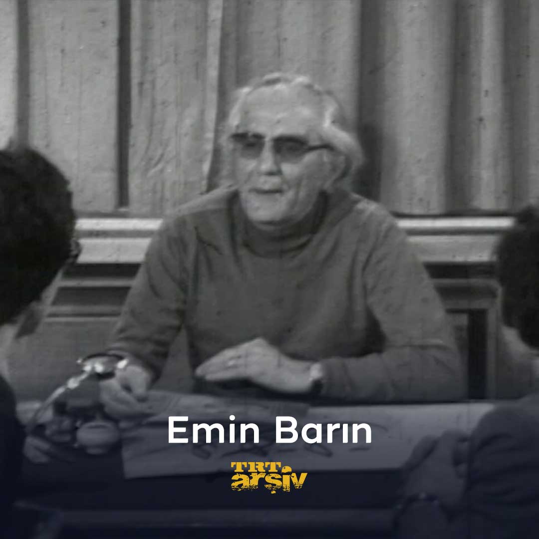“Yazı başlı başına bir sanat kolu.” Hat sanatının usta isimlerinden #EminBarın, 37 yıl önce aramızdan ayrıldı. 1976 yılına dönerek Barın ile hat sanatı üzerine yaptığımız röportajı izliyoruz. ✍🏼