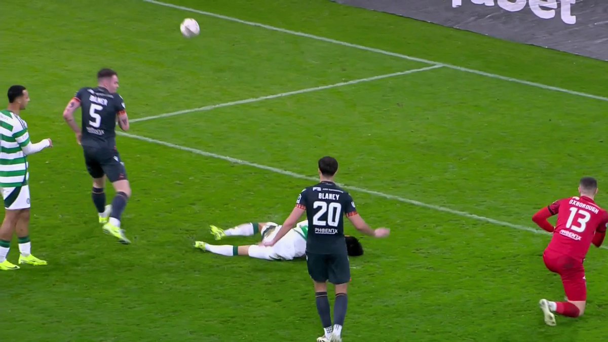 🗣️ "If that's a full-back making this challenge it's going to be a penalty all day, so it has to be a penalty..." Dermot Gallagher says Motherwell shouldn't be complaining about the penalty they conceded in their 4-0 defeat at Celtic 🔽