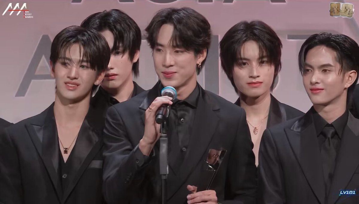 แปลสปีชจินวุค💌 “สวัสดีครับ พวกเราบัสจากประเทศไทยนะครับ พวกเราเป็นเกียรติอย่างมากที่ได้รับรางวัลนี้ การที่ได้มายืนบนเวทีเดียวกันกับศิลปินมากมายที่ชื่นชมมาตั้งแต่เด็ก เป็นอะไรที่มีความสุขและเป็นเกียรติมากจริงๆ และขอบคุณบีอัสที่อยู่เคียงข้างเราและคอย support เสมอ ขอบคุณและรักบีอัสมากๆ สุดท้ายนี้ขอฝากวงของพวกเรา ช่วยให้ความรักและความสนใจพวกเราบัสกันเยอะๆนะครับ รักนะครับ” -JINWOOK BUS- #JINWOOKkim #AAA2024INBKK #AAA2024inBKKxBUS