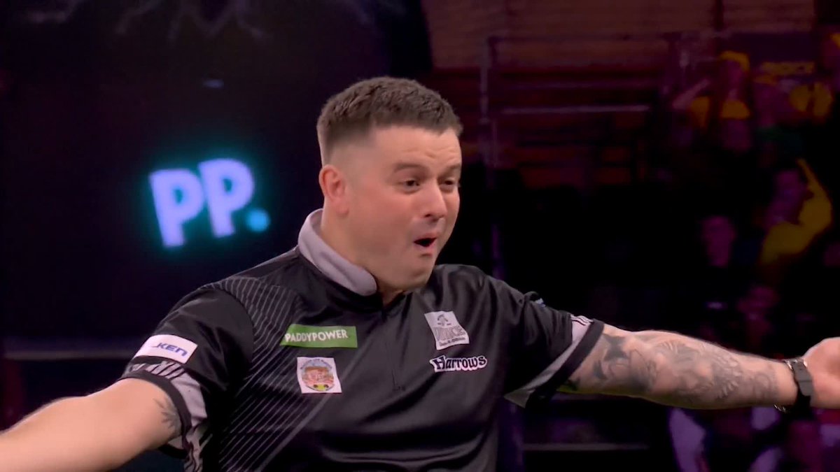 WOODHOUSE COMPLETES THE COMEBACK! Remarkable scenes at Ally Pally! Luke Woodhouse wins NINE straight legs to stun nine-dart hero Damon Heta, recovering from 3-1 down in sets to reach the last 16! 📺 #WCDarts