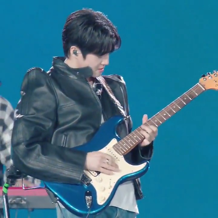 พี่ซูโฮซีนโซโล่กีต้าร์คือสุดหล่อ สุดเท่มาก