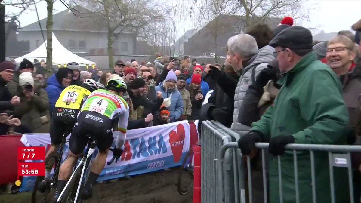 🚵🇧🇪 | Ai, daar gaat Wout van Aert. Hij loopt met deze valpartij het podium mis! Thibau Nys en Laurens Sweeck sprinten zo achter Mathieu van der Poel voor de tweede plaats. #ExactCross #Azencross 📺 Stream cross op HBO Max