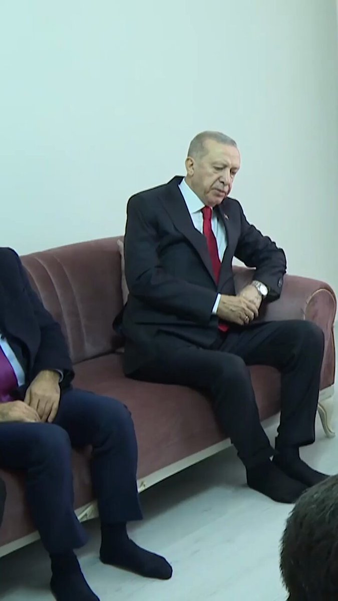 Cumhurbaşkanı Erdoğan, Balıkesir'deki patlamada hayatını kaybedenlerin ailelerine ziyaretinde Kur'an-ı Kerim okudu.