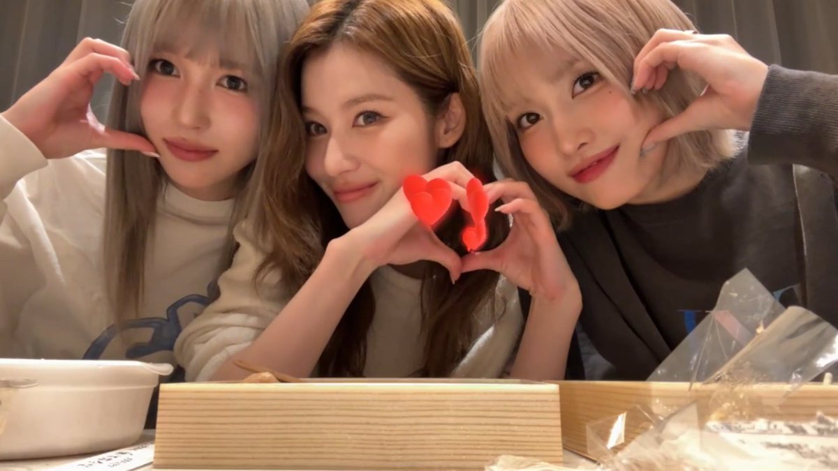 MISAMO LAUGHING AT ALL THE FILTERS GETTING IN THE WAY WHILE THEY TRY TO POSE 😭😭