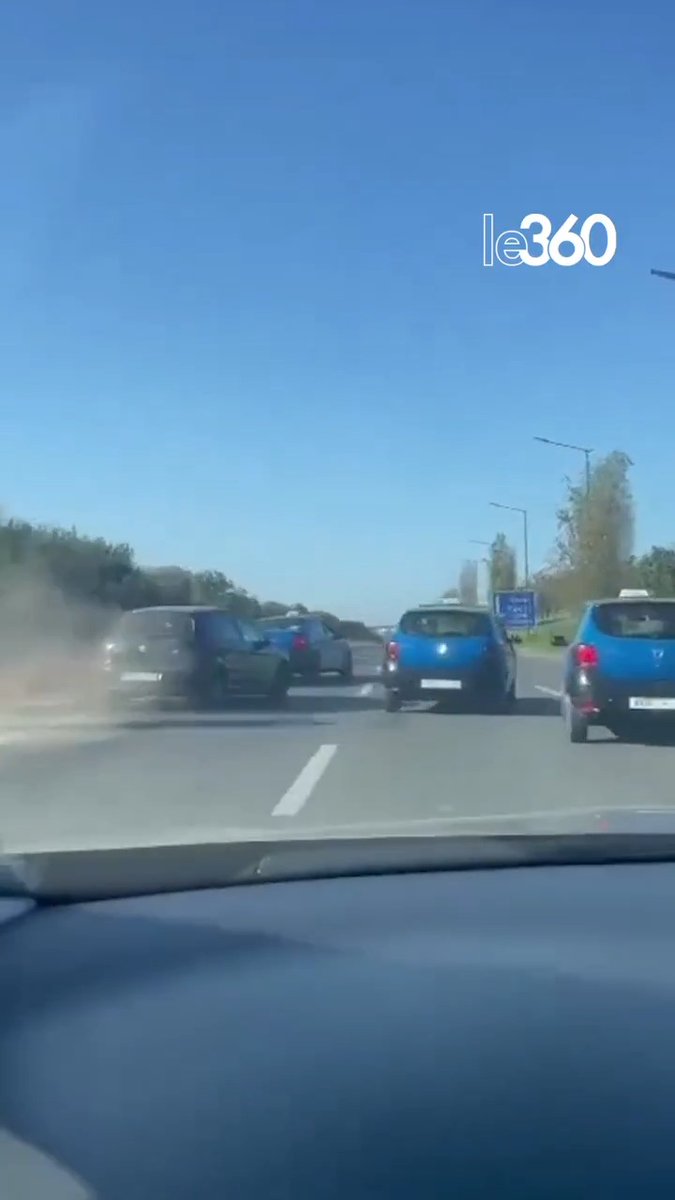🔴 Trois taxis bleus ont semé le chaos sur les routes de Rabat en s’attaquant à un chauffeur VTC, suscitant l'indignation des citoyens. La police est intervenue, plaçant en garde à vue les quatre individus impliqués. Ces conducteurs de taxi s'en prennent fréquemment aux VTC pour régler, à leur manière, ce conflit persistant. Le gouvernement doit agir rapidement pour résoudre ce problème en instaurant un cadre juridique clair et précis, voire régulariser les chauffeurs VTC. Cette question devient urgente, surtout à l’approche des grands événements que le Maroc doit organiser à l’horizon 2030.