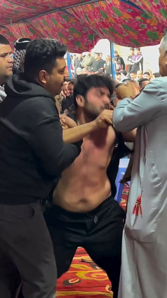 عوفه عوفه هذا امه ماتت وصلح لهم ذا الشو ما يعرف يجلس يدعي لها او يقرا قرأن جايب له رادود يمول وهو يلطم صدره