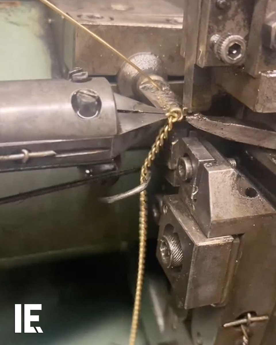 How are gold links made? The answer lies in this machine. ✨ 📽️: Instagram/ antomusjewellerydirect #jewelrymaking #InnovativeMachines #goldjewellery #gold
