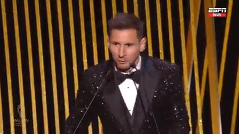 “Messi nunca vai se posicionar durante um prêmio” Literalmente Messi pedindo pra entregarem uma Bola de Ouro pra Lewandowski por conta da pandemia. Tem jogador por aí que vai vencer o Influence D’or, Inscritos D’or.. Mas uma Copa do Mundo jamais! 😉