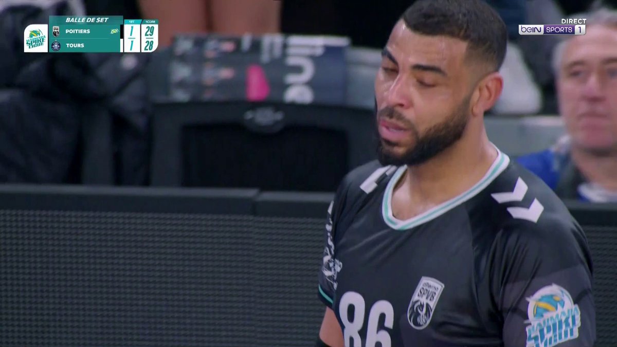 Pipe d’Earvin pour conclure le deuxième set dans une salle bouillante 🤯 🎥 beIN SPORTS