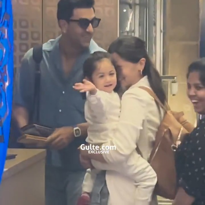 #RahaKapoor's cutest 'hi' and flying kisses to the Paparazzi! #RanbirKapoor #AliaBhatt