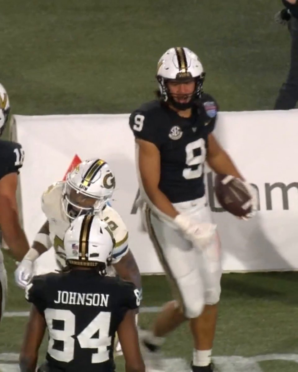 VANDY'S ELI STOWERS WITH AN UNREAL CATCH TO SET UP ANOTHER PAVIA TOUCHDOWN 🔥 IT'S ALL VANDERBILT AT THE BIRMINGHAM BOWL 😤