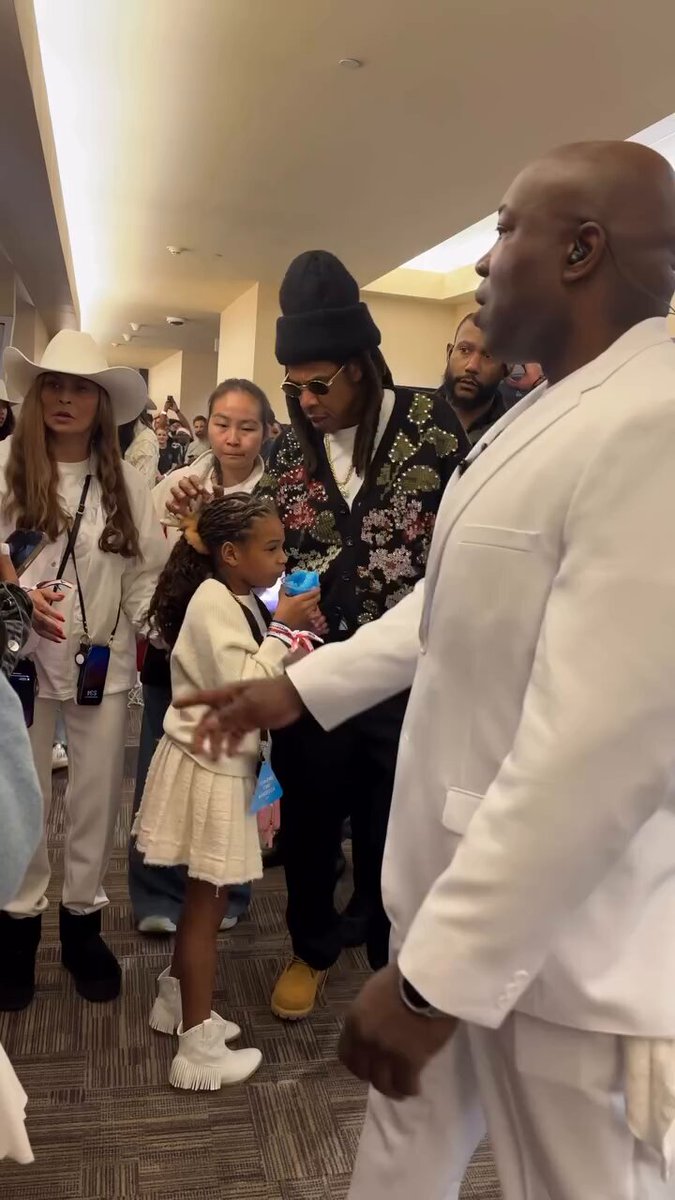 🔥🚨DEVELOPING: Jay-Z was spotted with his family after Beyoncé’s performance. Jay-Z recently took a loss after it was announced today that the woman who claims he rap*d her will remain anonymous.